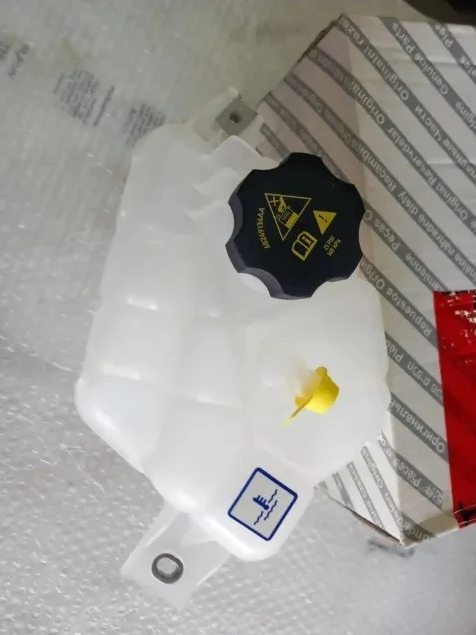 Julia-Stelvio radiator reservoir